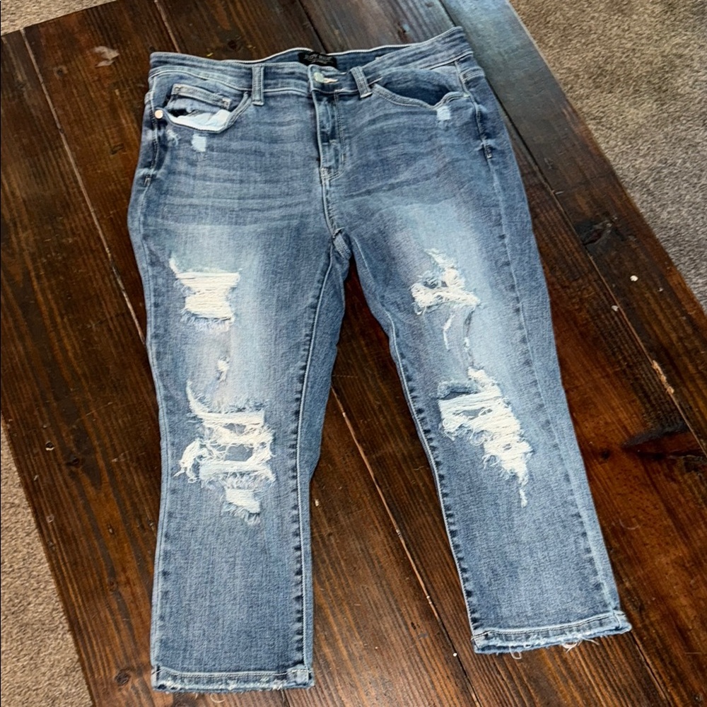 Judy Blue Cropped Distressed Blue Jeans size 13/31